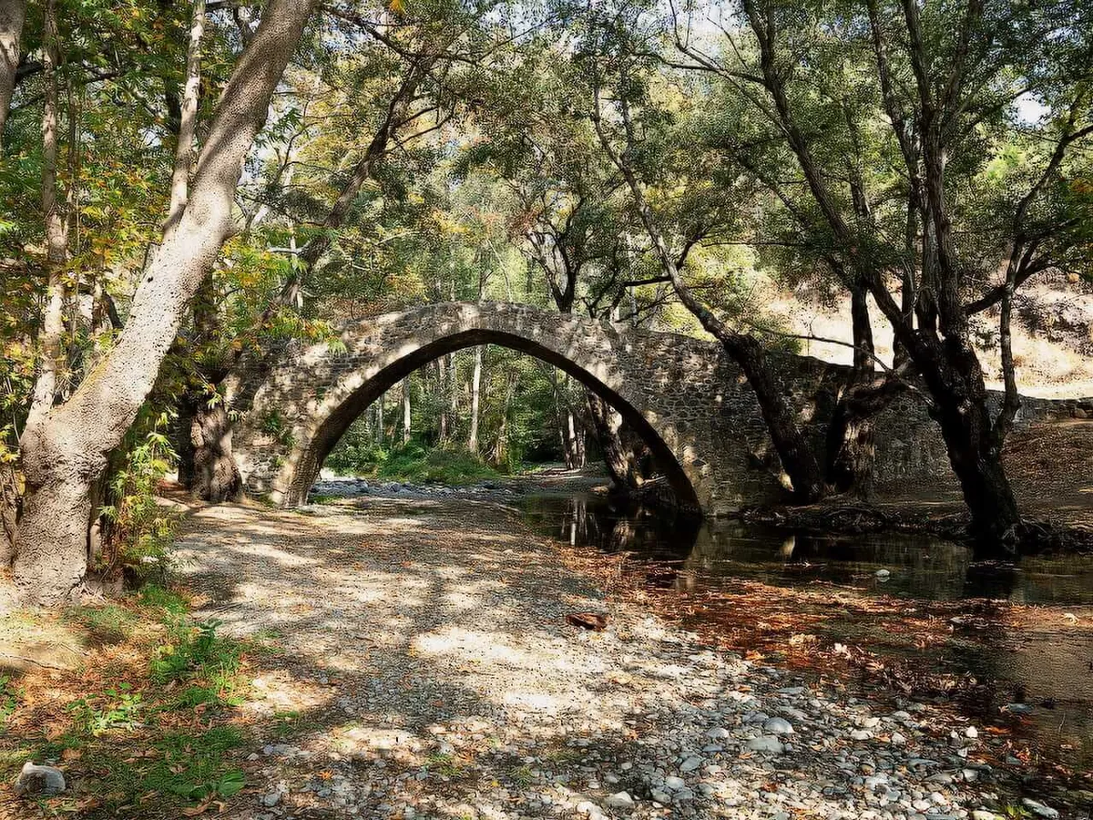 Το ενετικό γεφύρι του Τζελεφού πάνω από ρυάκι στο δάσος