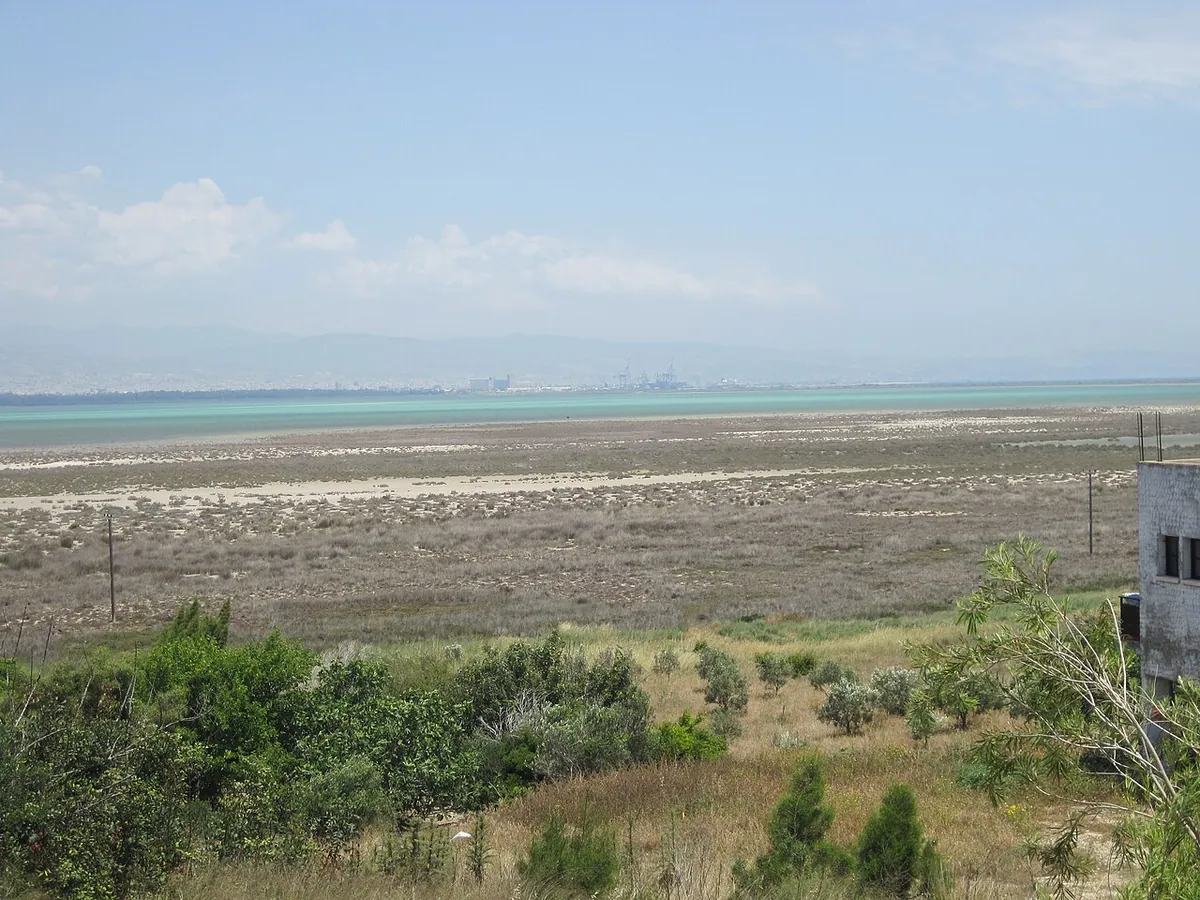 Θέα πάνω από θαμνώδη έκταση προς την αλυκή του Ακρωτηρίου κοντά στη Λεμεσό