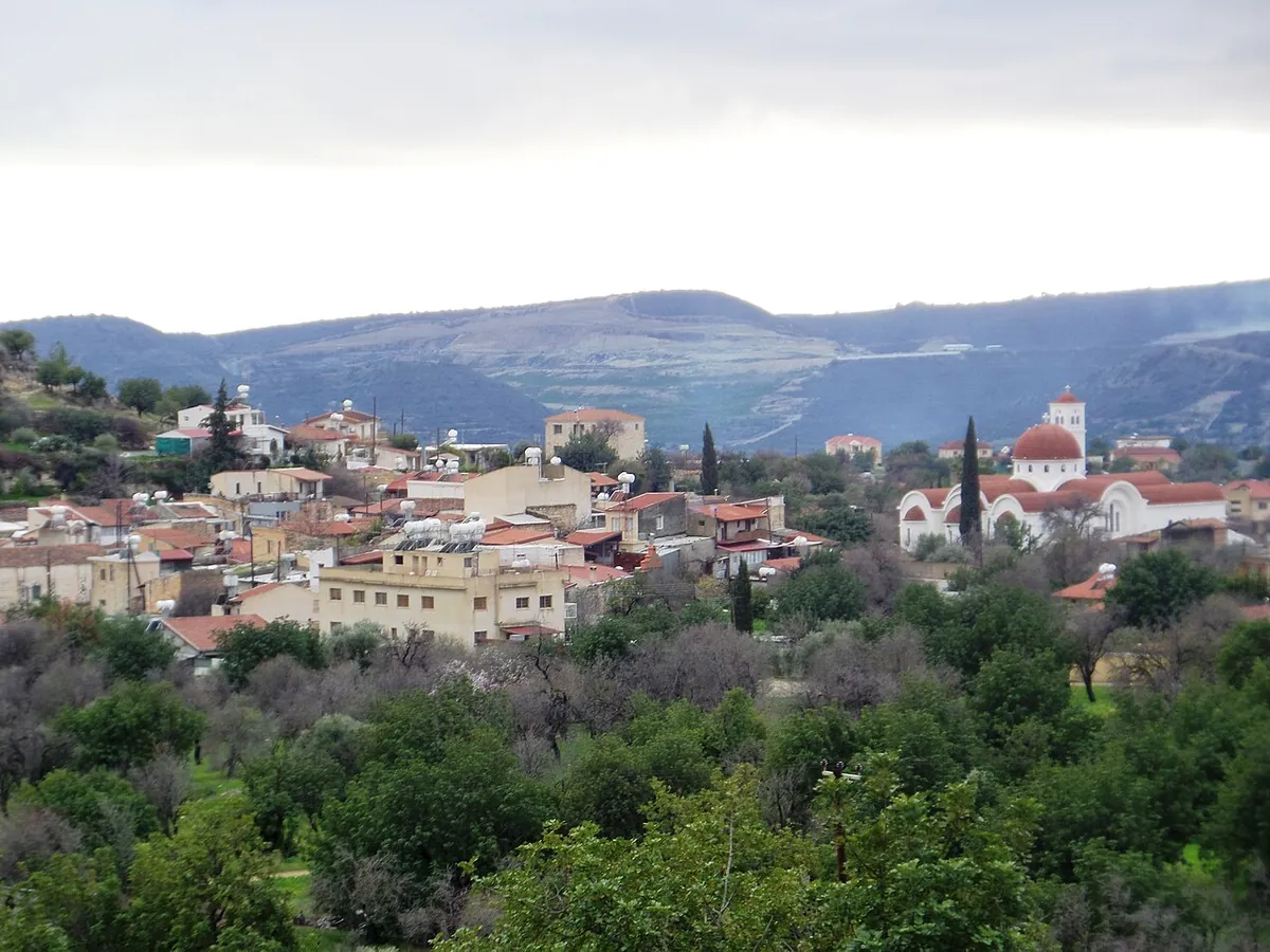 Το χωριό Απεσιά ανάμεσα σε ελιές και χαρουπιές στους λόφους πάνω από τη Λεμεσό