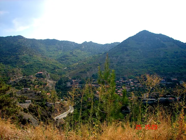Alona and the surrounding mountains