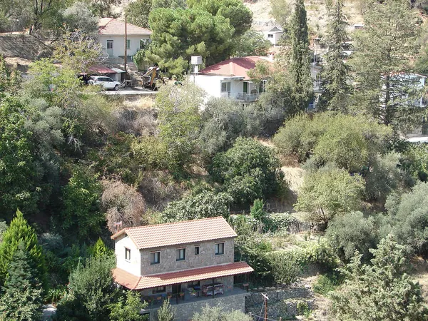 Ο Ασκάς σε μια καταπράσινη κοιλάδα