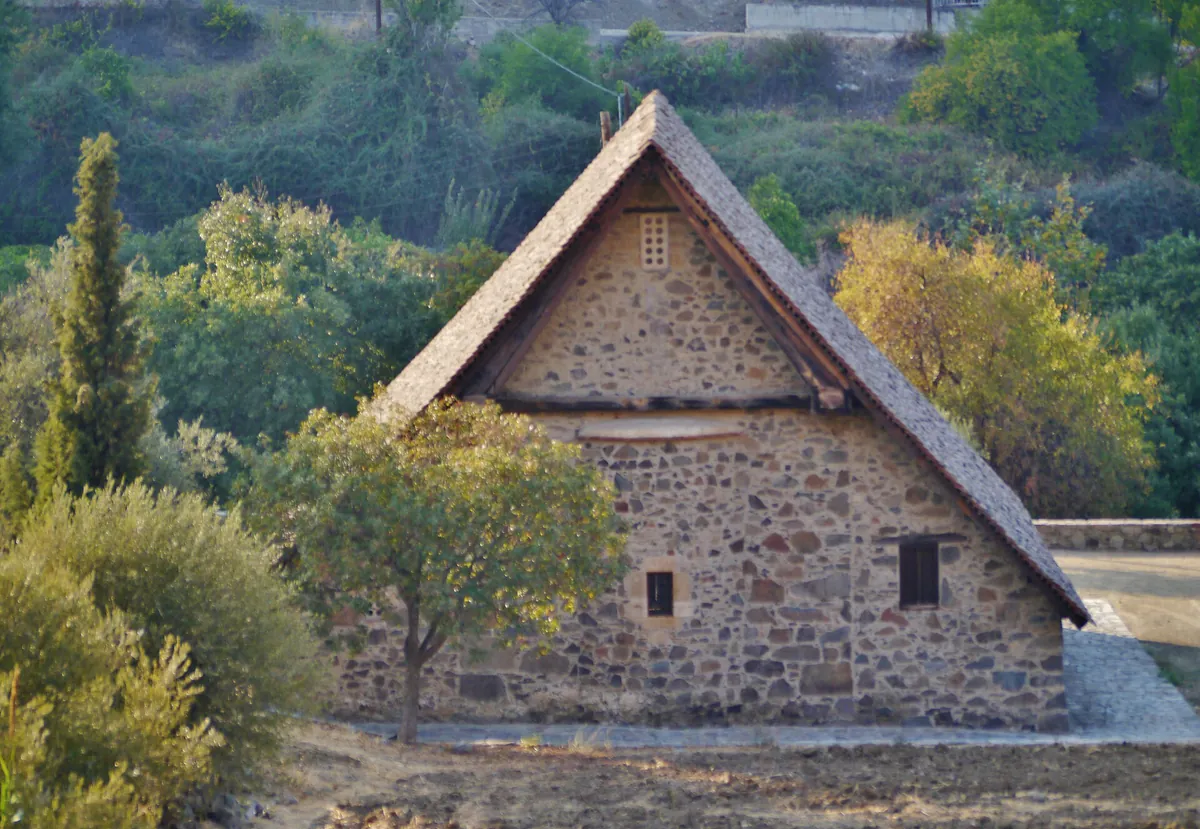 Η εκκλησία της Παναγίας της Ποδύθου με την απότομη στέγη της στη Γαλάτα