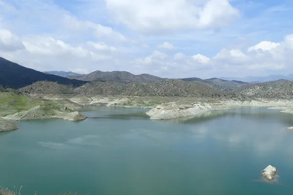 Το φράγμα του Καλαβασού ανάμεσα σε λόφους