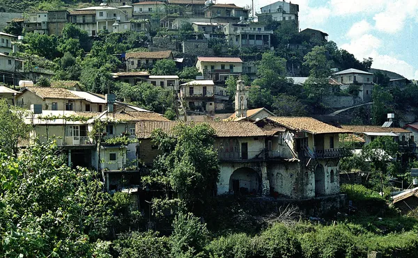 Kalopanagiotis houses on the slopes of the Setrachos valley