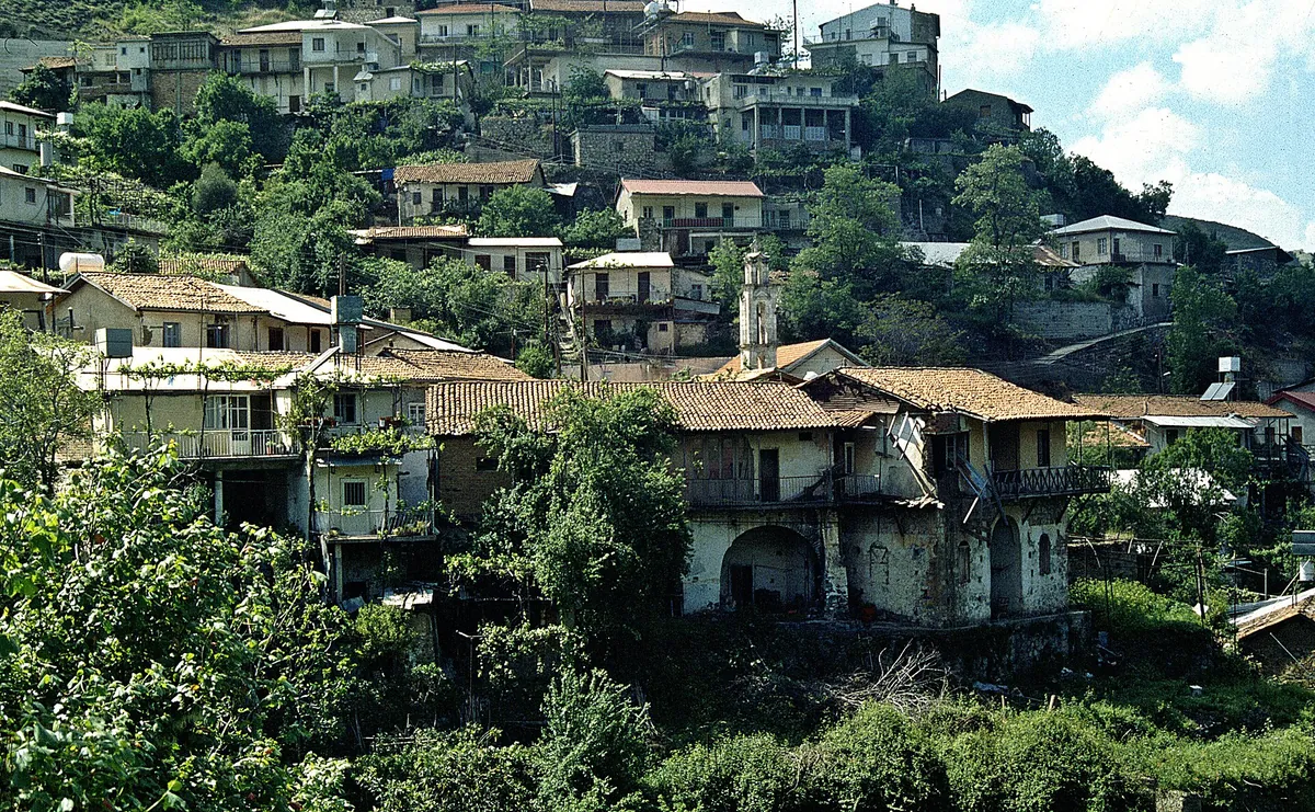 Kalopanagiotis houses on the slopes of the Setrachos valley