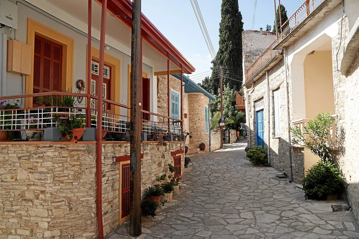 Σοκάκι με παλιά πέτρινα σπίτια στην Κάτω Δρυ