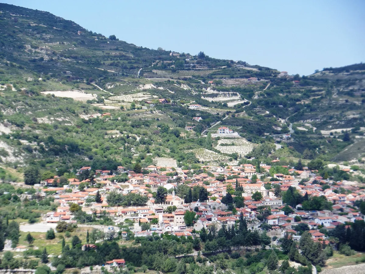 Το Κοιλάνι σε απότομη πλαγιά ανάμεσα σε αμπέλια