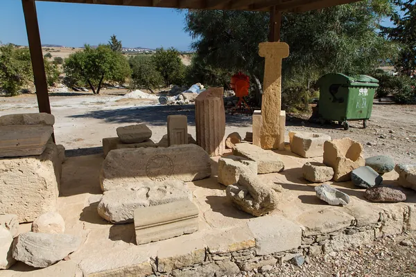 Αρχαίες πέτρες στο Ιερό της Αφροδίτης, Κούκλια