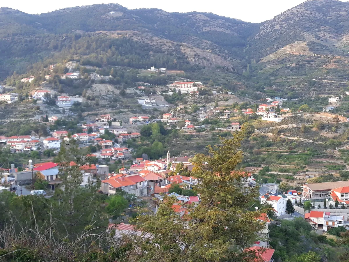 Η Κυπερούντα απλωμένη στην πλαγιά του βουνού