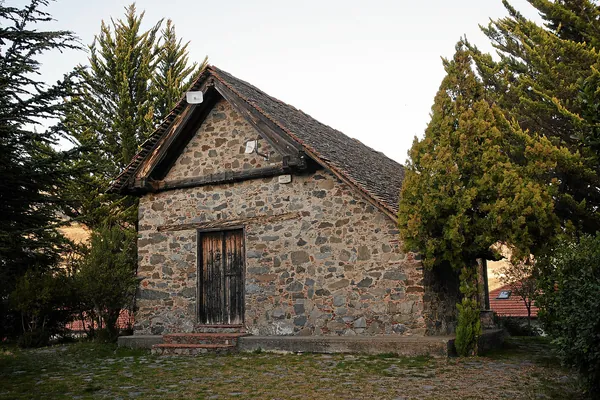 Каменная церковь Святого Креста в Киперунде
