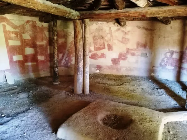Το εσωτερικό αναπαράστασης προϊστορικού σπιτιού στη Λέμπα