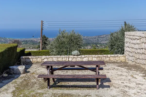 Παγκάκι στην πλατεία της Λυσού με θέα στη θάλασσα