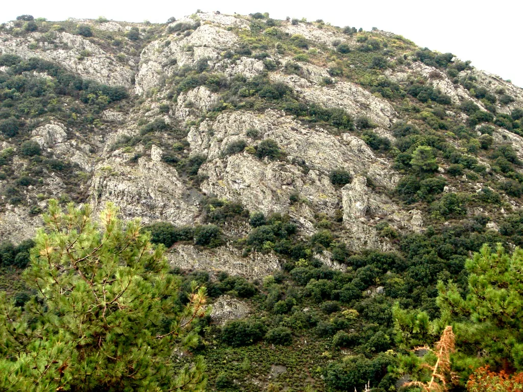 Βραχώδεις λόφοι γύρω από την Οδού
