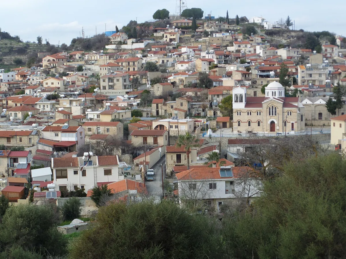 Η Πάχνα απλωμένη σε έναν λόφο