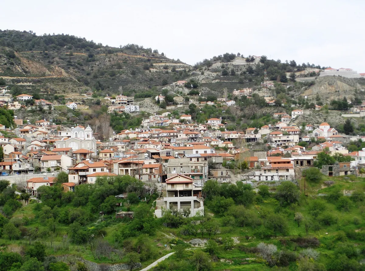 Το Πελένδρι ανάμεσα σε ορεινές πλαγιές